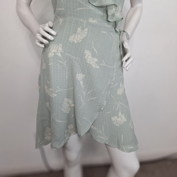 Isalis Green Cream Coquette Romantic Floral Ruffle Genuine Wrap Dress Size M - Picture 3 of 10